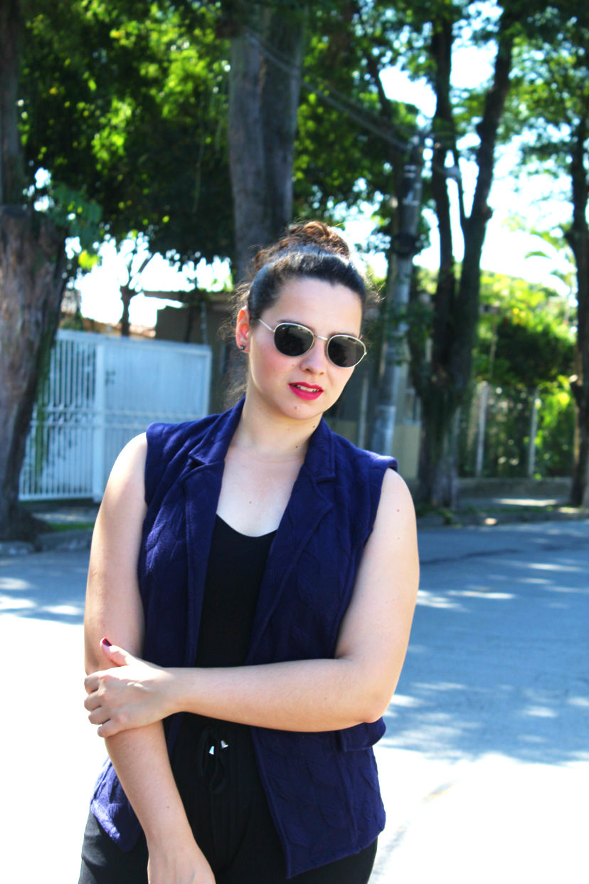 Look do dia todo preto com colete azul marinho O que que eu ia falar?O que que eu ia falar? Look do dia todo preto com colete azul marinho O que que eu ia falar?O que que eu ia falar?