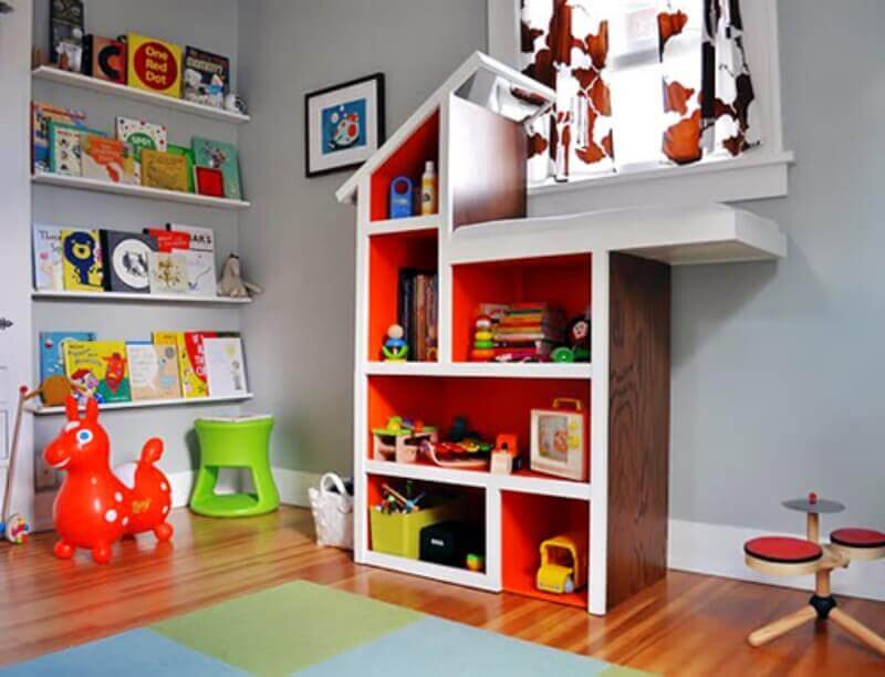 decoração com estante colorida para quarto infantil