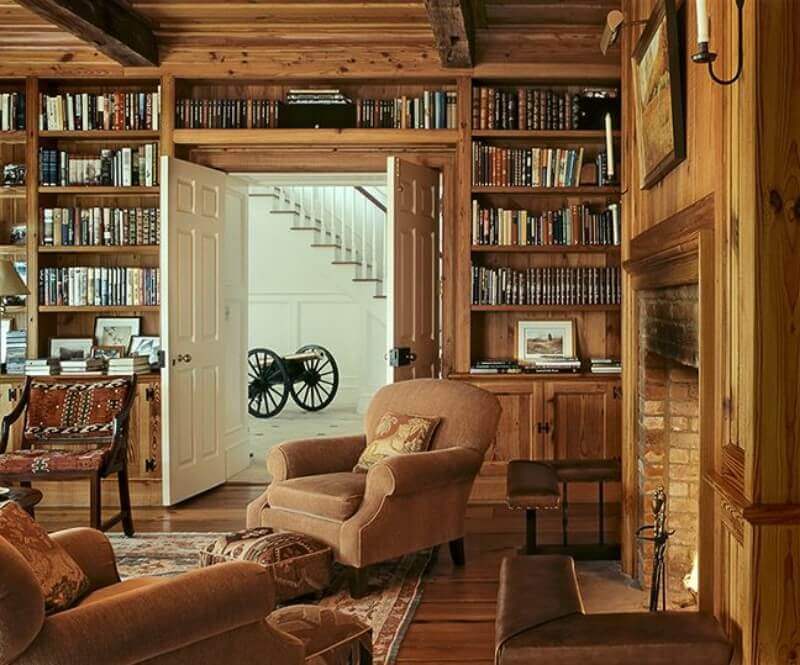 escritório todo com estante de madeira e decoração rústica