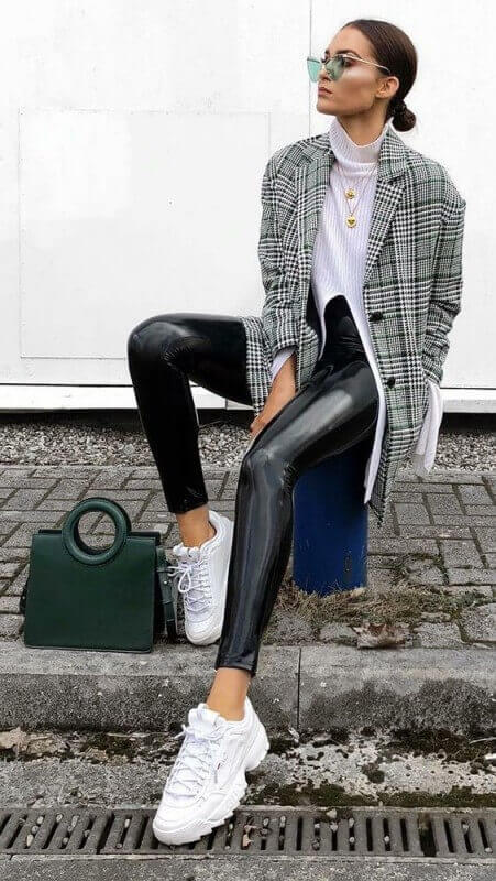 look com dad sneakers calça de vinil e casaco xadrez look com dad sneakers calça de vinil e casaco xadrez