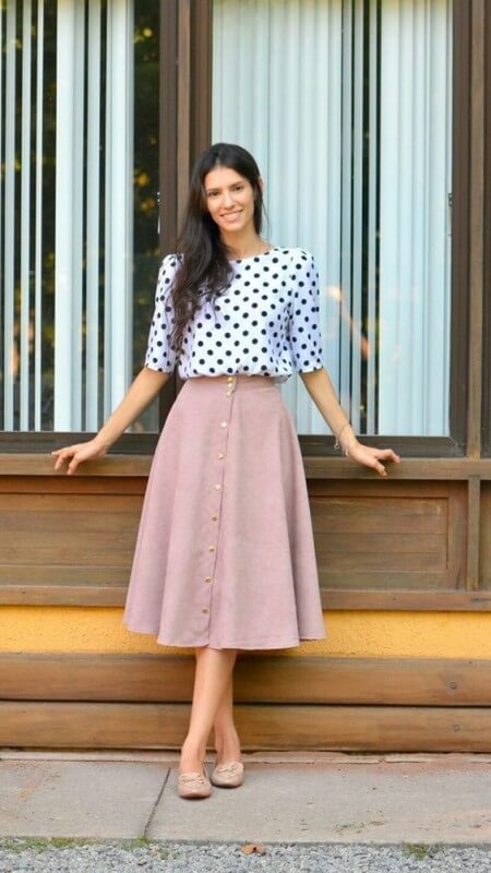 look com blusa de poá e saia midi com botões na frente look-clássico-com-saia-midi-de-botão-e-blusa-de-bolinha Foto Blog Mulher Virtuosa