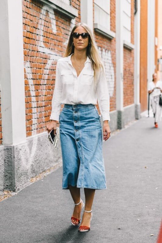 look com camisa branca e saia jeans midi com botões na frente look-com-camisa-branca-e-saia-midi-com-botões Foto Guita Moda