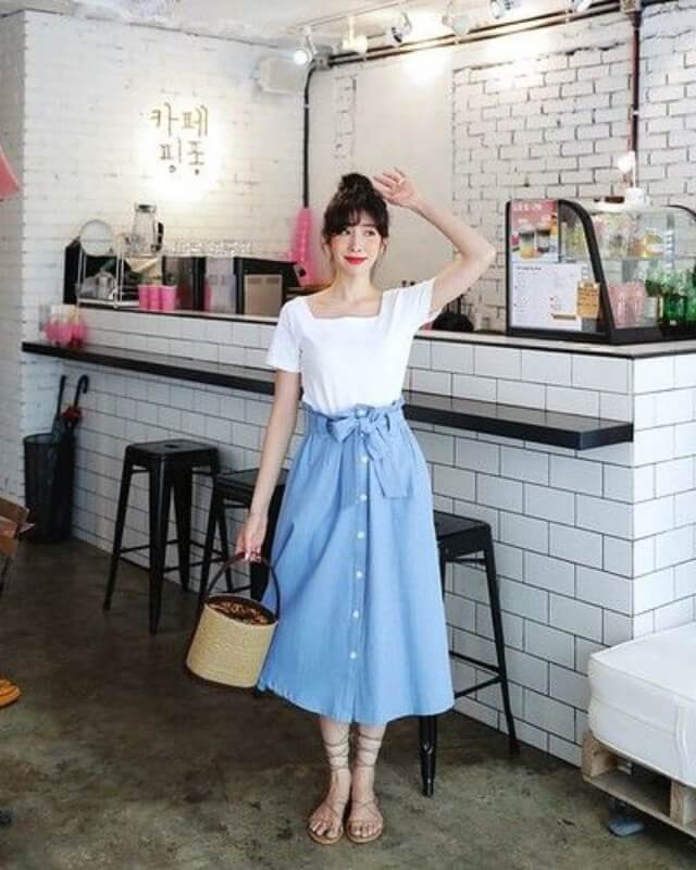 Look com saia midi de botão na frente azul e laço look-com-rasteirinha-e-saia-jeans-midi-com-botões-e-laço Foto Inspire4What