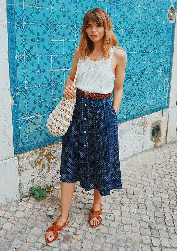 look com saia midi com botões na frente e rasteirinha look-com-rasteirinha-e-saia-midi-com-botões-de-bolinha Foto Guita Moda