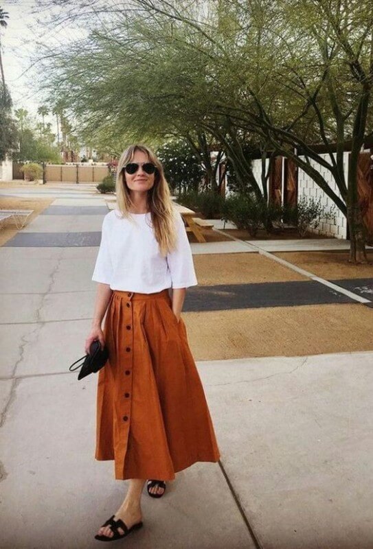 Look com camiseta branca e saia midi de botão na frente e bolso look-com-saia-midi-com-botão-na-frente-e-camista-branca Foto Comer Blog Aramar
