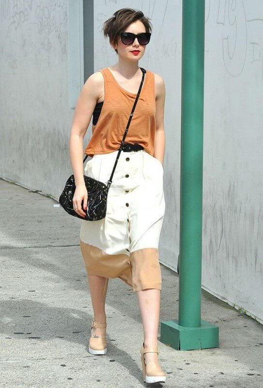 Modelo diferente de saia midi de botão na frente duas cores look-com-saia-midi-com-botões-branco-e-bege Foto Pinterest