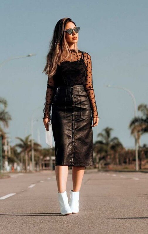 look com saia midi de botão na frente de couro look-com-saia-midi-de-botão-de-couro-com-bota-branca Foto Guita Moda