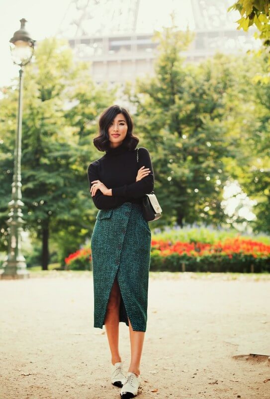 inspiração look saia midi com botões na frente e tênis branco look-inverno-saia-midi-de-botão-na-frente-e-tenis-branco Foto We Heart It