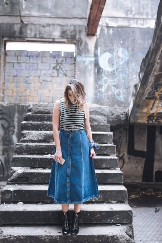 look saia jeans midi com botões na frente e bota preta look-jeans-midi-com-botões-e-bota Foto Van Duarte