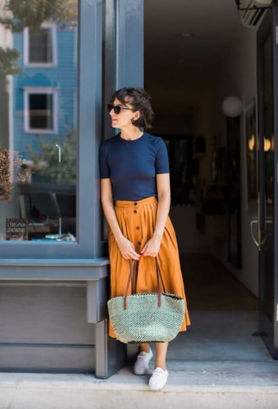 look com saia midi com botões na frente e tênis branco look-saia-midi-com-botões-e-tenis-branco Foto Pinterest