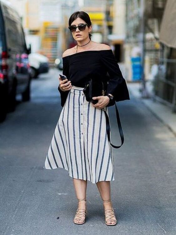 Look saia midi com botões listrada e blusa ombro a ombro preta look-saia-midi-com-botões-listrada Foto Inspire4What