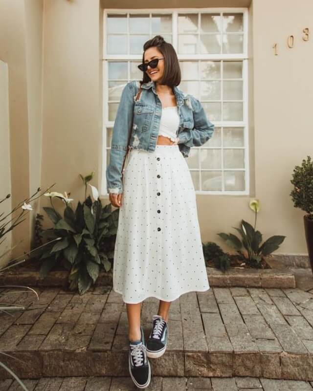 look com saia midi de botão e jaqueta jeans croped look-saia-midi-de-botão-com-tenis-e-jaqueta-jeans Foto Viih Rocha