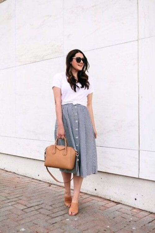 Look com saia midi com botões na frente e camiseta branca look-saia-midi-de-botão-na-frente-e-camiseta-branca Foto Inspire4What