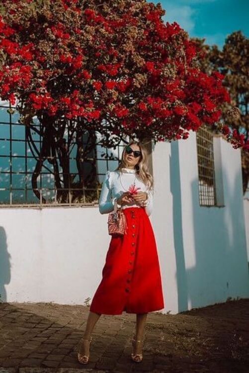 Look com saia midi de botão vermelha e blusa branca look-saia-midi-de-botão-vermelha Foto Comer Blogar Amar