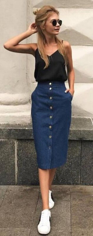 look com saia jeans midi com botões na frente com recorte mais justo look-saia-midi-jeans-com-botões-regata-preta-e-tenis-branco Foto Toda Eu