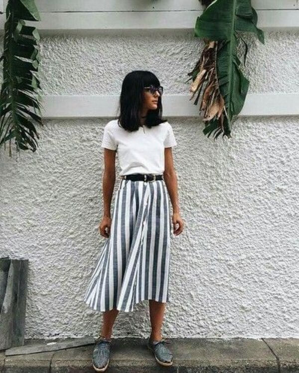 Look com saia midi com botões na frente listrada e camiseta branca look-saia-midi-listrada-com-botões Foto Inspire4What
