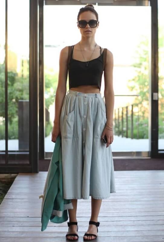 Look básico para o verão com saia midi de botão e rasteirinha look-verão-saia-midi-de-botão-e-sandalia Foto Cute & Paste