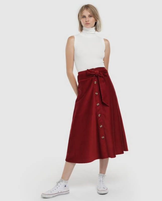 look com regata branca e saia midi com botão na frente modelo-saia-midi-com-botões-e-laço Foto El Corte Ingles