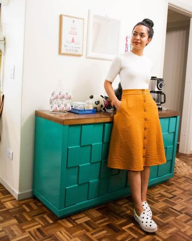 Look com saia midi de botões na frente amarela e tênis saia-midi-com-botões-amarela Foto Pinterest