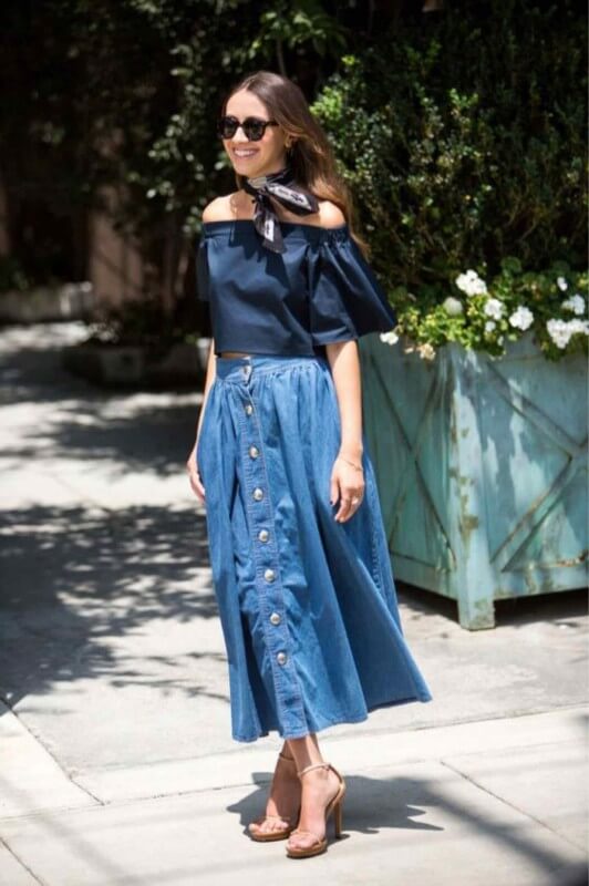 Look com saia jeans midi com botões na frente e sandália de salto saia-midi-jeans-com-botões-e-salto Foto The Zoe Report