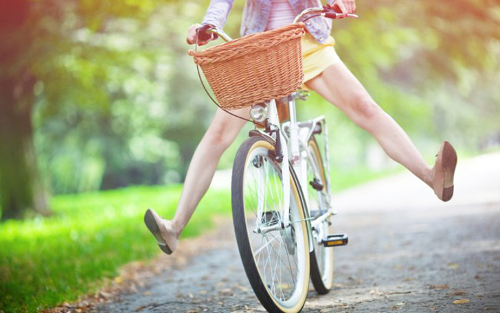mulher andando de bicicleta 