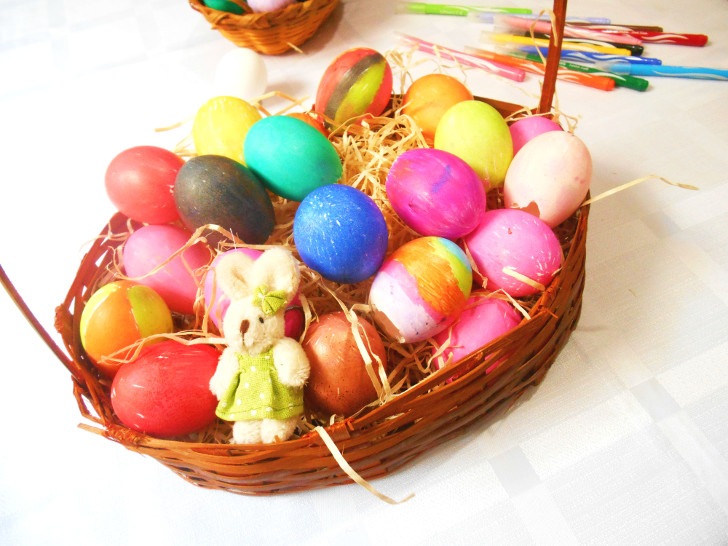 cestas de ovos coloridos de páscoa