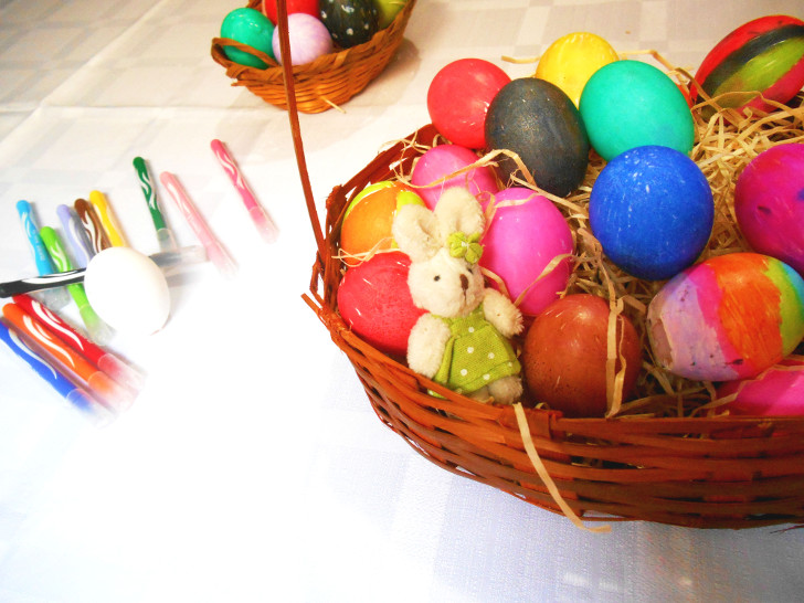 cestas de ovos coloridos de páscoa