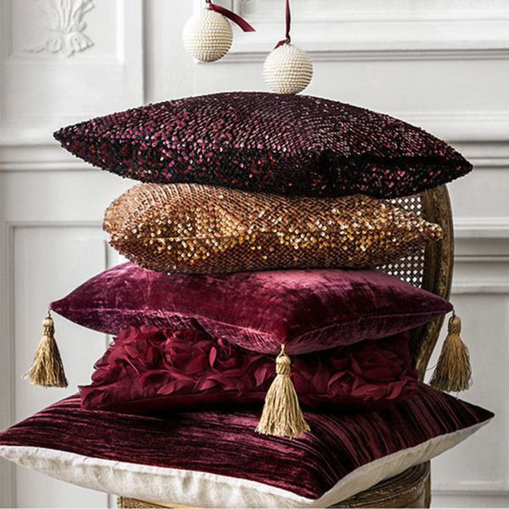almofada para decoração com a cor marsala 