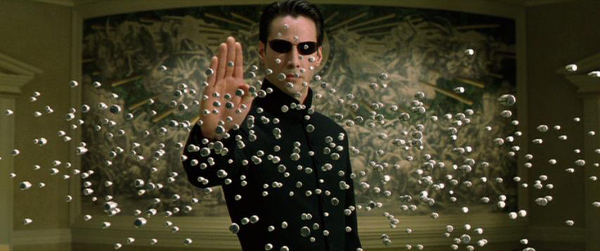 Neo, o escolhido do Matrix parando balas no ar.