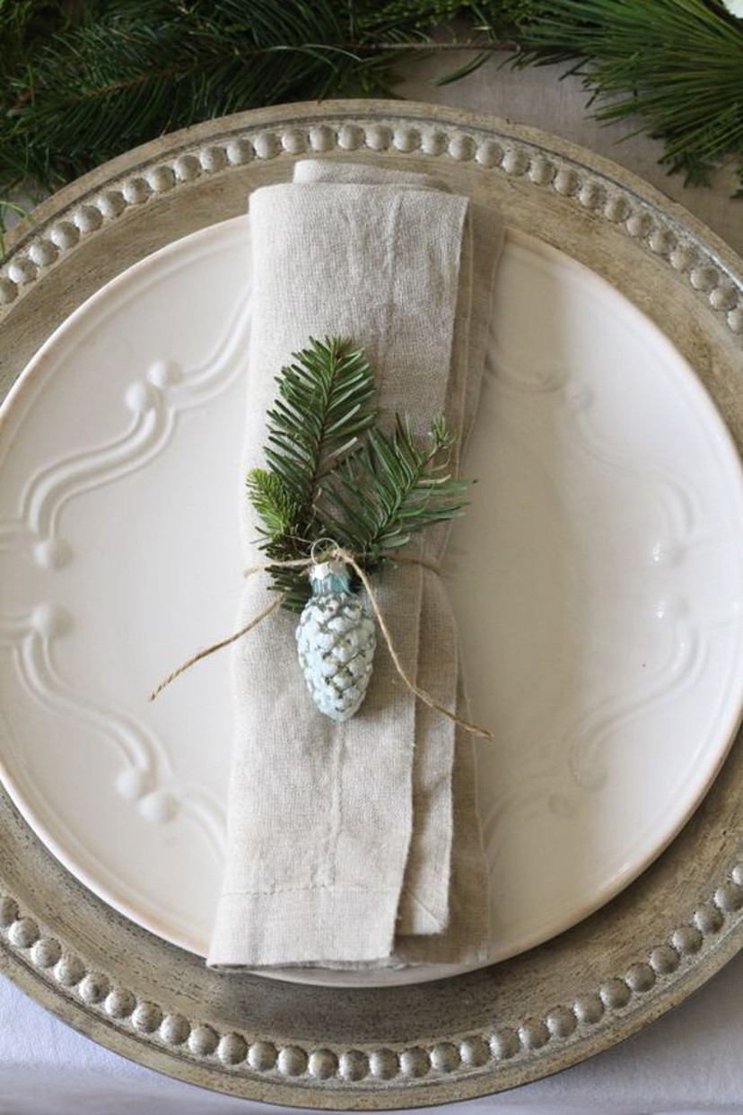 Louças brancas na decoração da mesa de natal